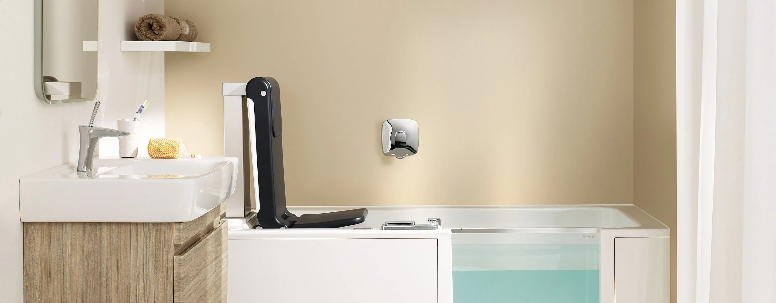 Wasserbefüllte Wanne mit Tür und Komfort-Hebesitz Artlift von Artweger.