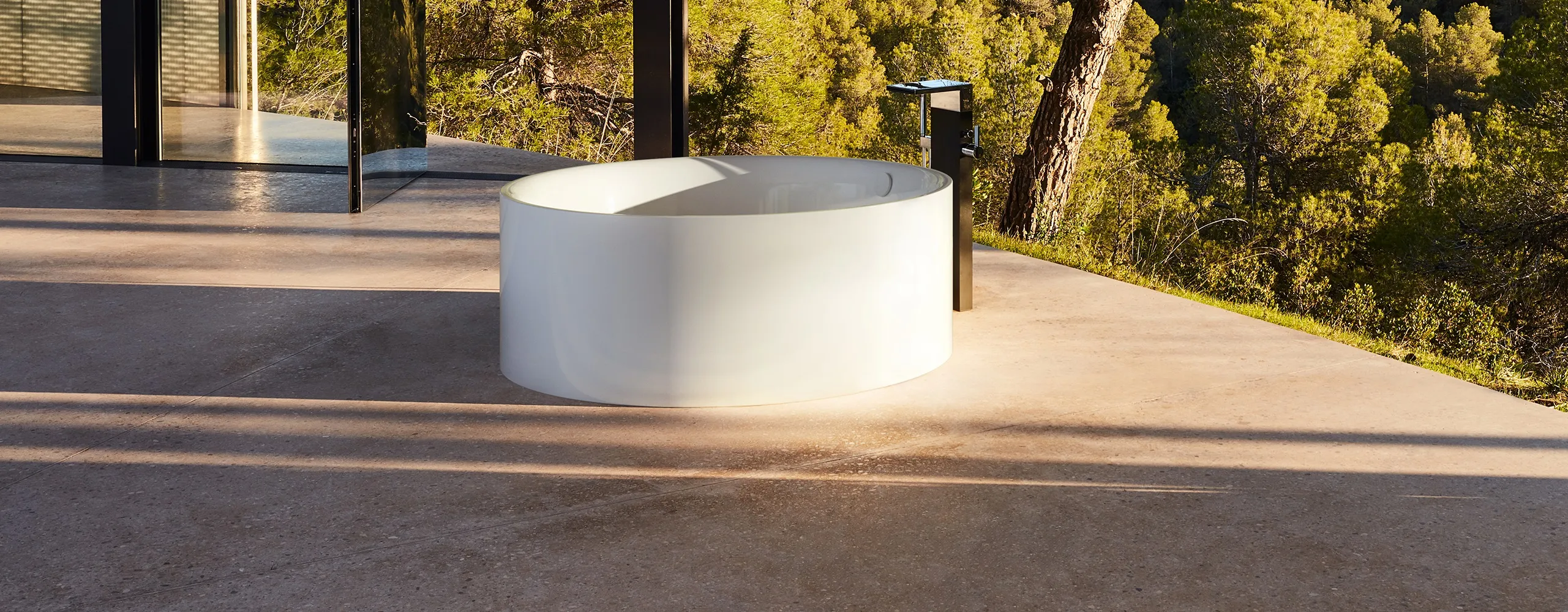 Badewanne BettePond freistehend im abendlichen Sonnenlicht