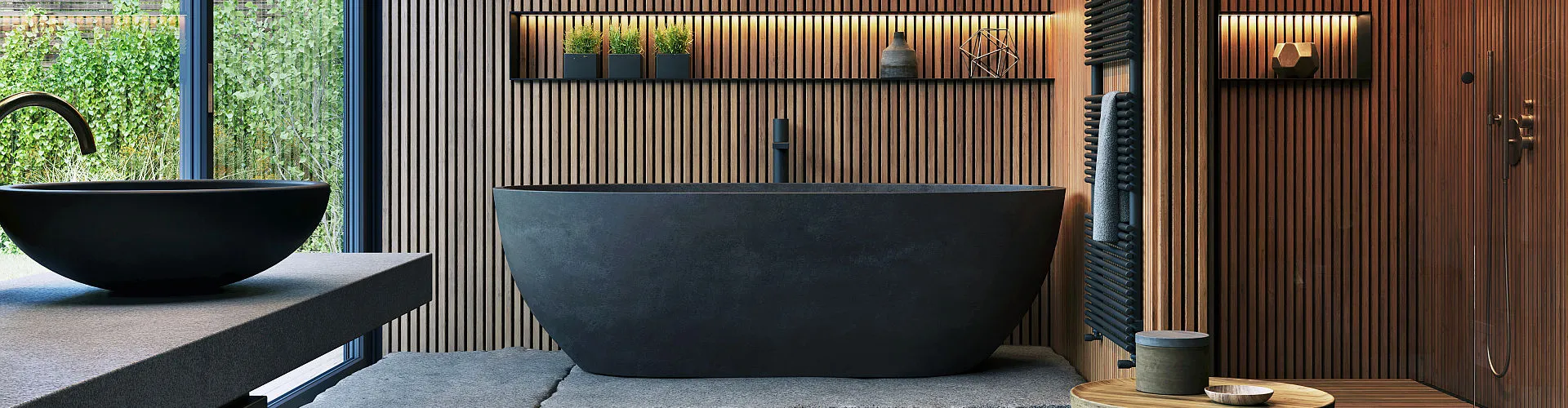 Modernes Badezimmer mit minimalistischer Ästhetik. Eine freistehende, schwarze Badewanne steht auf grob behauenen Steinplatten vor einer Wand aus senkrechten Holzlamellen.