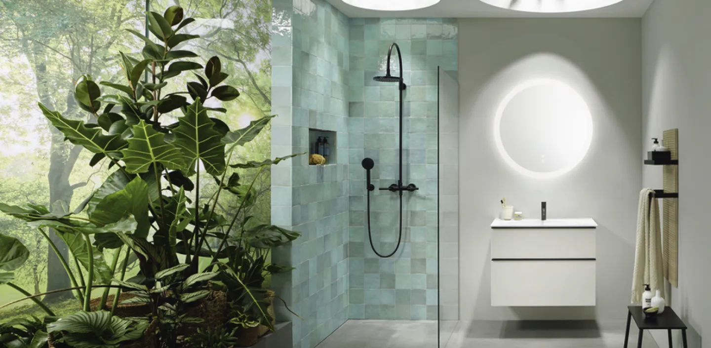 Ein exklusives Badezimmer mit einem offenen Duschbereich, gefliest in sanften, mintgrünen Kacheln.