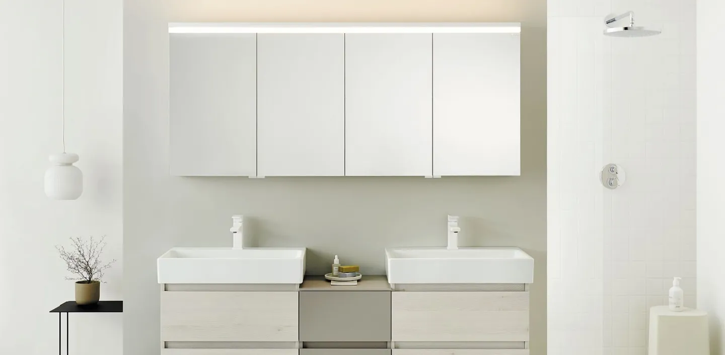 Badezimmer mit Doppel-Waschtisch und LED-Spiegelschrank mit integrierter, indirekter Deckenbeleuchtung der Kollektion Lin20 von burgbad.