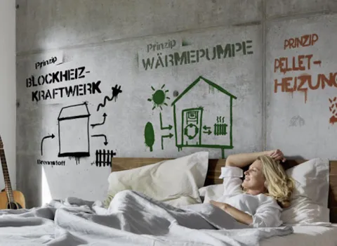 Heizungstypen-Graffiti an der Innenwand eines Schlafzimmers.