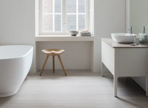 Kleines Badezimmer mit edel ausgestattet mit Möbeln der Serie luv von Duravit.