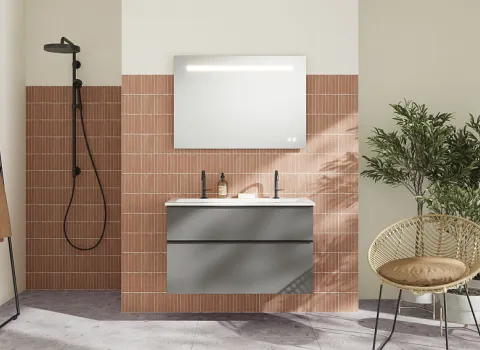 Badezimmer aus der Eqio-Kollektion, das mit einer schwarzen Regendusche, einem beleuchteten Spiegel und einem schlichten Waschbecken mit Stauraum ausgestattet ist.