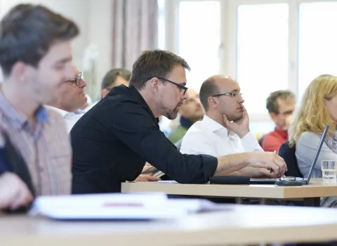 Bild eines Zuhörers bei einem Workshop zum Thema Marketing.