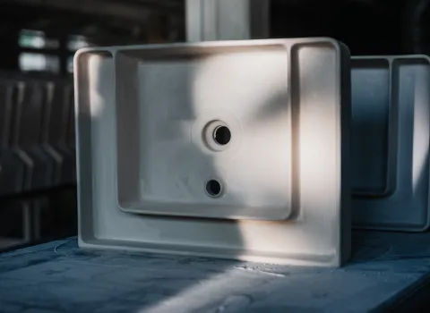 Rechteckiges Keramik-Waschbecken von Duravit während des Herstellungsprozesses in der Produktion.