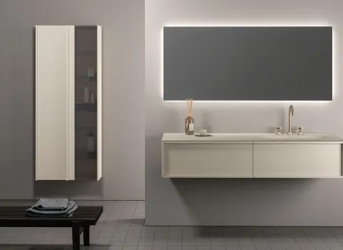 Puristisches Badezimmer von Stocco mit cremefarbenem Doppelwaschtisch, goldener Armatur und großem, hinterleuchtetem Spiegel.