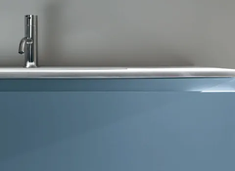 Detailaufnahme eines Stocco's Waschtisches in hellblau und verchromter Armatur.