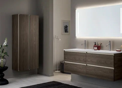 Modernes Badezimmer von Stocco mit dunklem Doppelwaschtisch, beleuchtetem Spiegel und passendem Hochschrank.