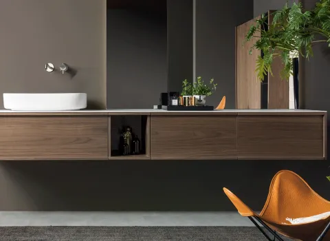 Freischwebender Waschtisch aus Holz mit Aufsatzbecken, Pflanzen und modernem Badambiente von Stocco.