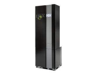 Ein modernes schwarzes E3/DC-Stromspeichersystem ist in schräger Frontalansicht vor transparentem Hintergrund zu sehen.