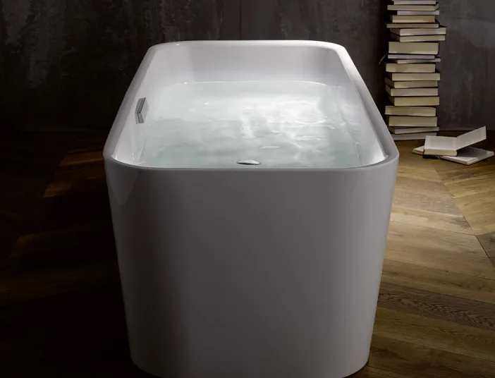 Badewanne BetteArt freistehend auf Holzfußboden
