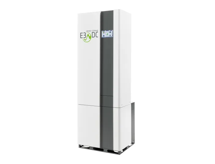 Das Bild zeigt ein weißes E3/DC-Stromspeichersystem in leichter Seitenansicht vor hellem Hintergrund.