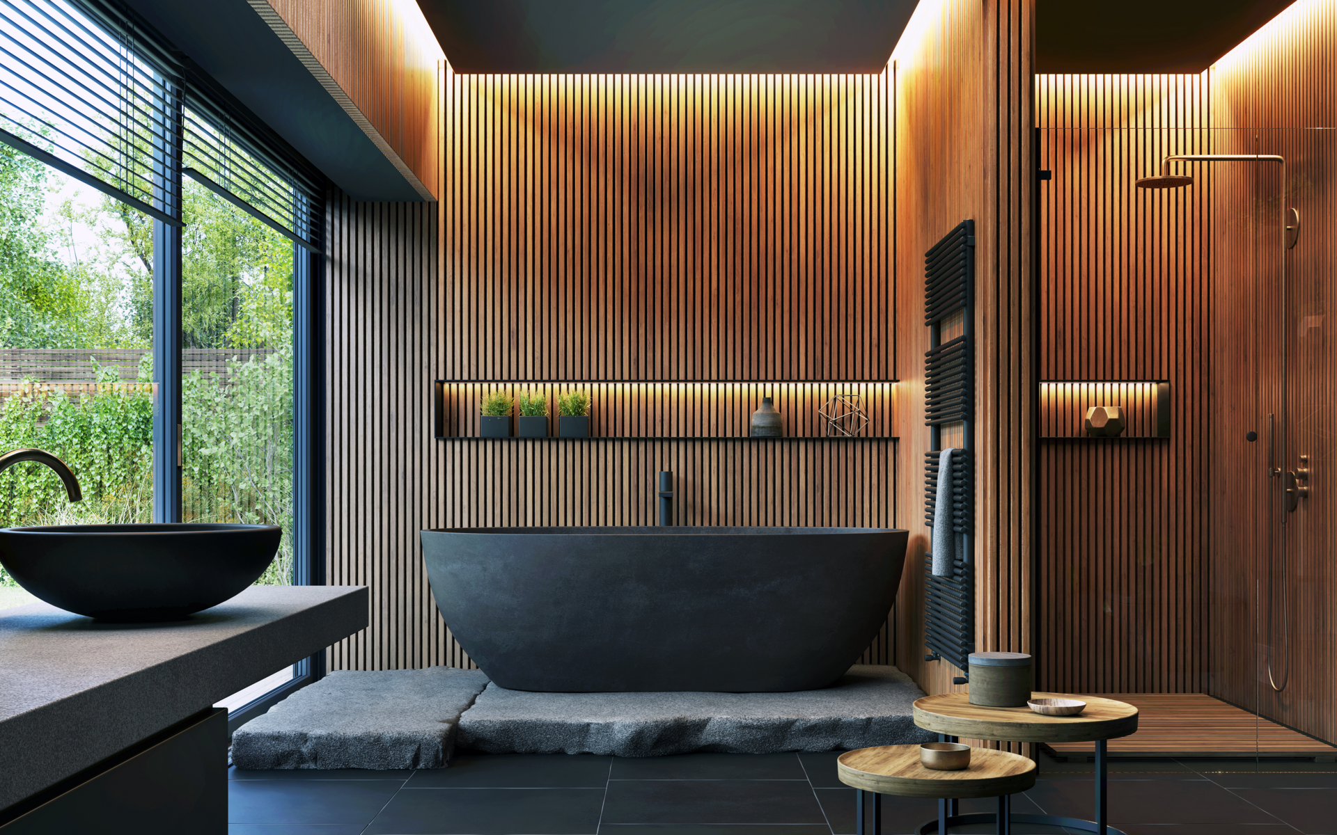 Modernes Badezimmer mit minimalistischer Ästhetik. Eine freistehende, schwarze Badewanne steht auf grob behauenen Steinplatten vor einer Wand aus senkrechten Holzlamellen